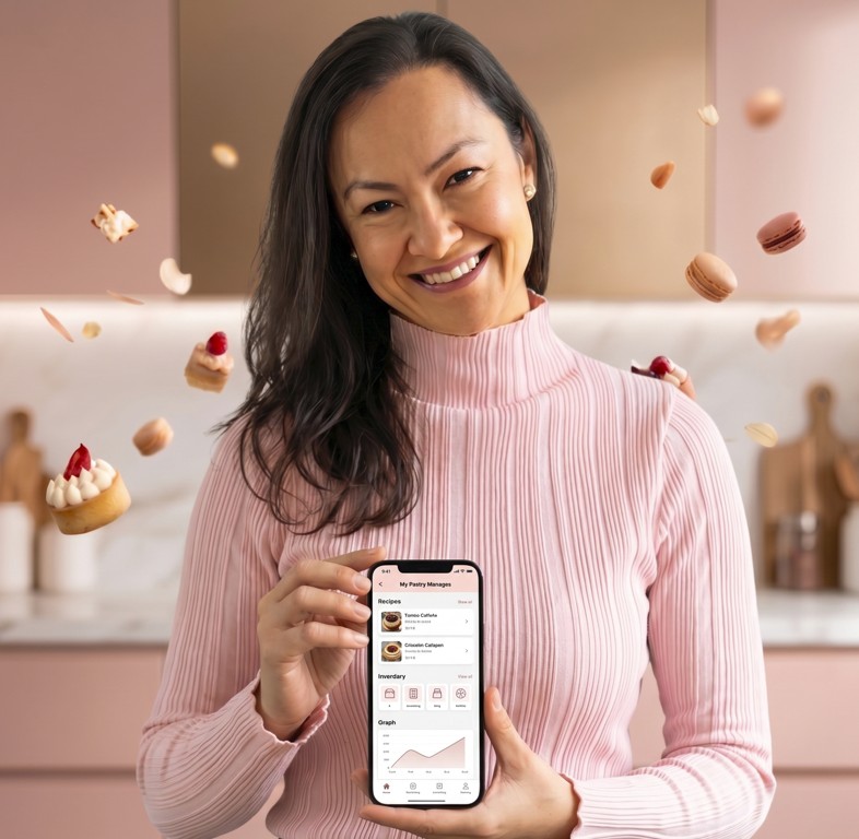 Priscila Calapan segurando o celular com o app BakePro
